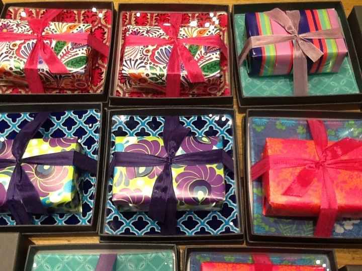 Cajita abierta con jabón y jabonera de cristal