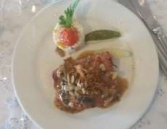 Medallones de atún en salsa de champiñones sobre juliana de papa crujiente puré de papa y verduras d