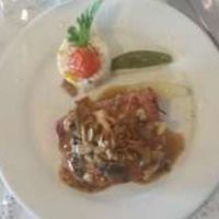 Medallones de atún en salsa de champiñones sobre juliana de papa crujiente puré de papa y verduras d
