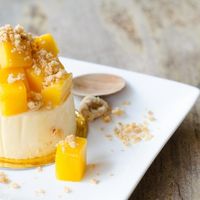 Mousse de mango en salsa de coco