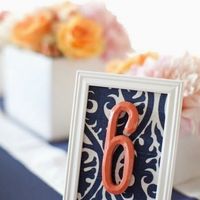 Una boda color coral y azul marino  puede ser utilizada de día o de noche