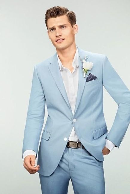 Novio en traje de color azul