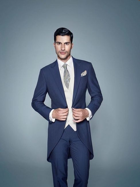 Novio en traje de color azul
