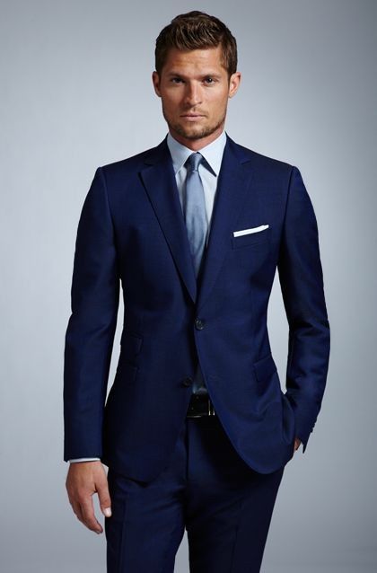 Novio en traje de color azul