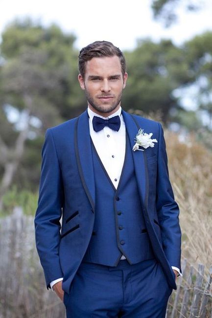 Novio en traje de color azul