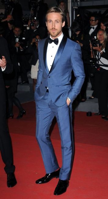 Novio en traje de color azul