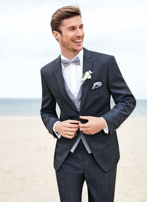 Novio en traje de color azul
