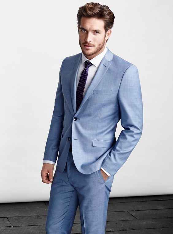 Novio en traje de color azul