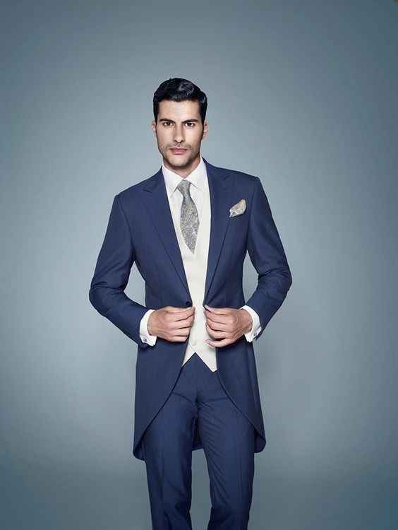 Novio en traje de color azul