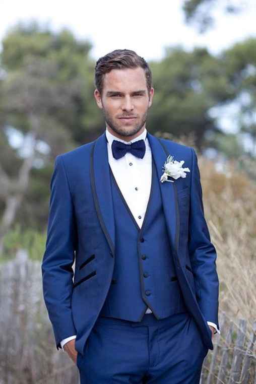 Novio en traje de color azul