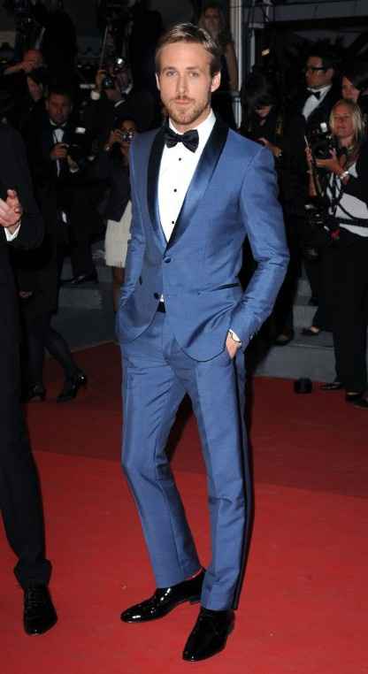 Novio en traje de color azul