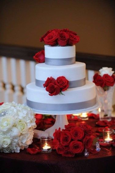 pasteles rojo y plateado