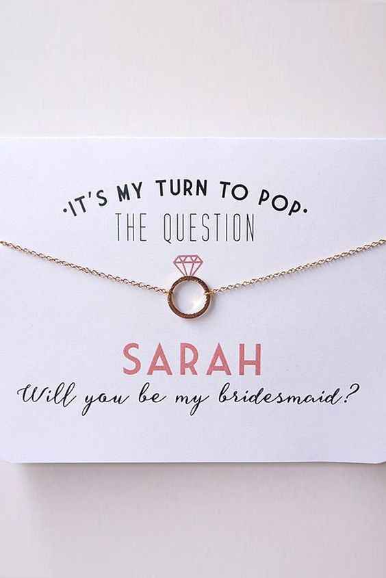 un collarsito puedes encontrarlo en tiendas como todomoda si es que existen en tu ciudad