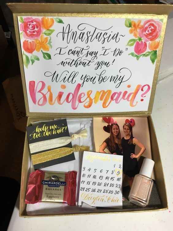 algo sencillo, solo un chocolate, unas liguitas y un esmalte personalizandola con fotos y frases est