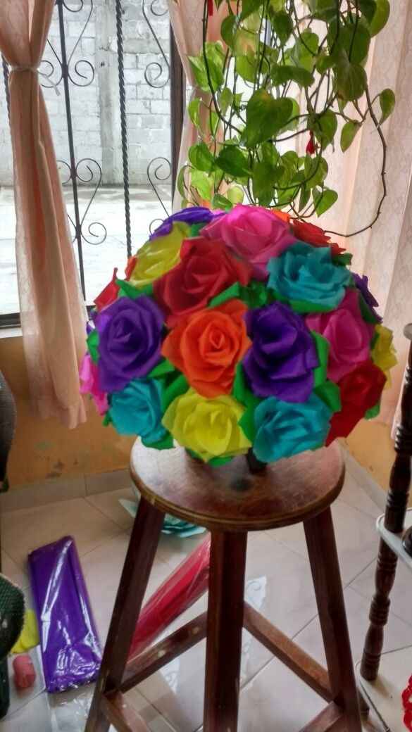 ARREGLOS CON MOLCAJETES Y FLORES DE CREPE