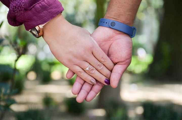📸 Publica una foto mostrando su anillo de compromiso o alianza de boda - 1