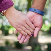 📸 Publica una foto mostrando su anillo de compromiso o alianza de boda - 1