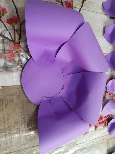 colocar los petalos, empezando con los grandes, hasta acabar la priemra vuelta, y continuar con el s