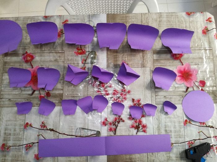 con el filo de la orilla de una mesa, darle curvatura a los pétalos
