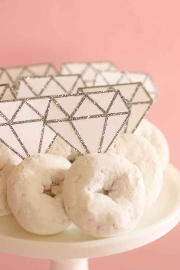 donitas en forma de anillo de compromiso, ya compre las figuritas