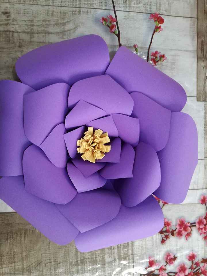 La tira morada, yp la cambie por un color amarillo, esta se dobla a la mitad a lo largo, se hacen pe