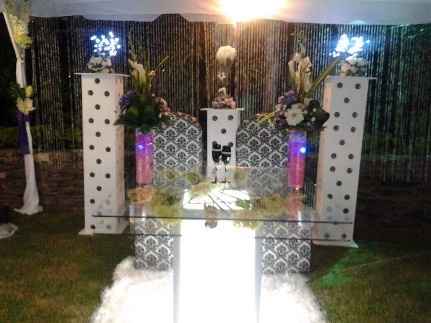 algo asi sera mi mesa de novios pero con nuestras iniciales