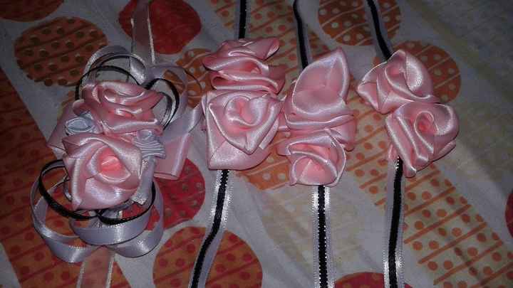 las flores las hice con cinta de dos centímetros y medio