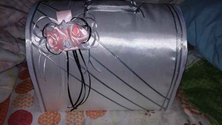 baul es casi todo plateado con blanco y lleva el detalle de la rosas rosaditas echa con cinta como h
