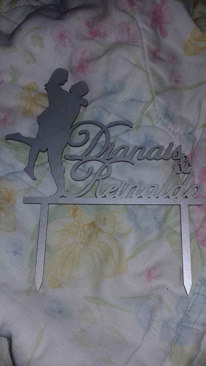 tiene nuestros nombres y la lilueta de una pareja color plateado