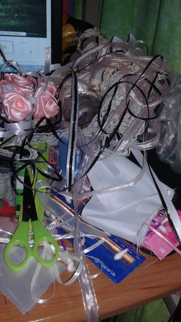 asi esta mi mesita multiusos llena de cintra