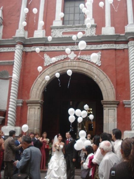 globos al salir de la iglesia