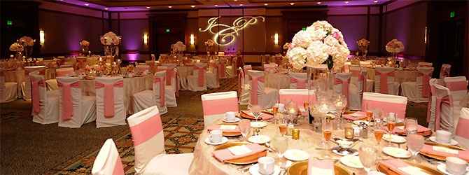 Hermosa decoracion en dorado y rosa para salon