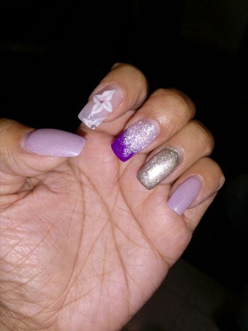 Uñas moradas para usar el día de la boda. 13