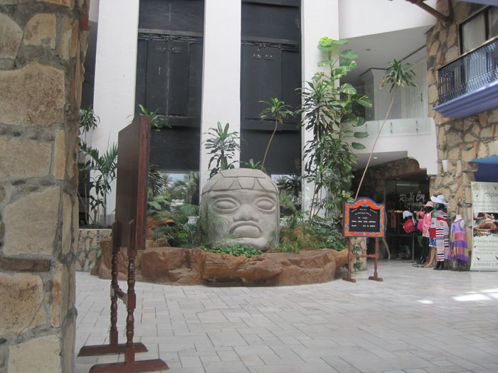 Camino a la recepción y a los elevadores