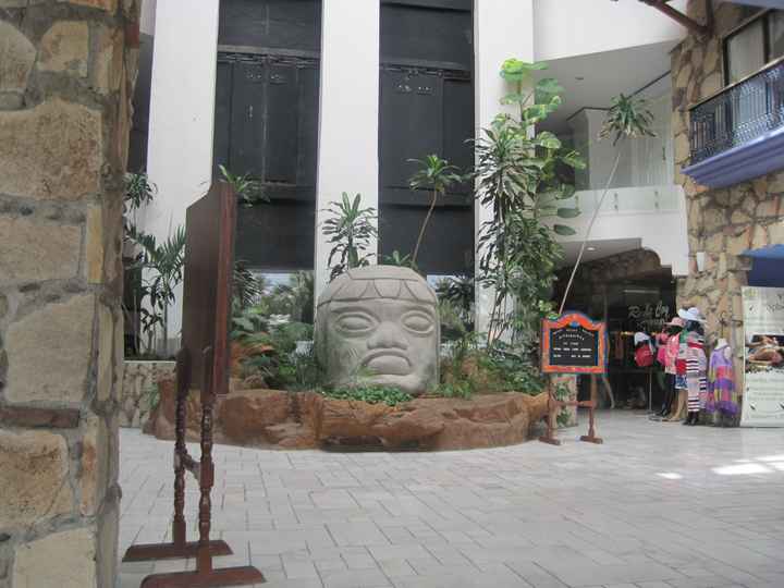 Camino a la recepción y a los elevadores