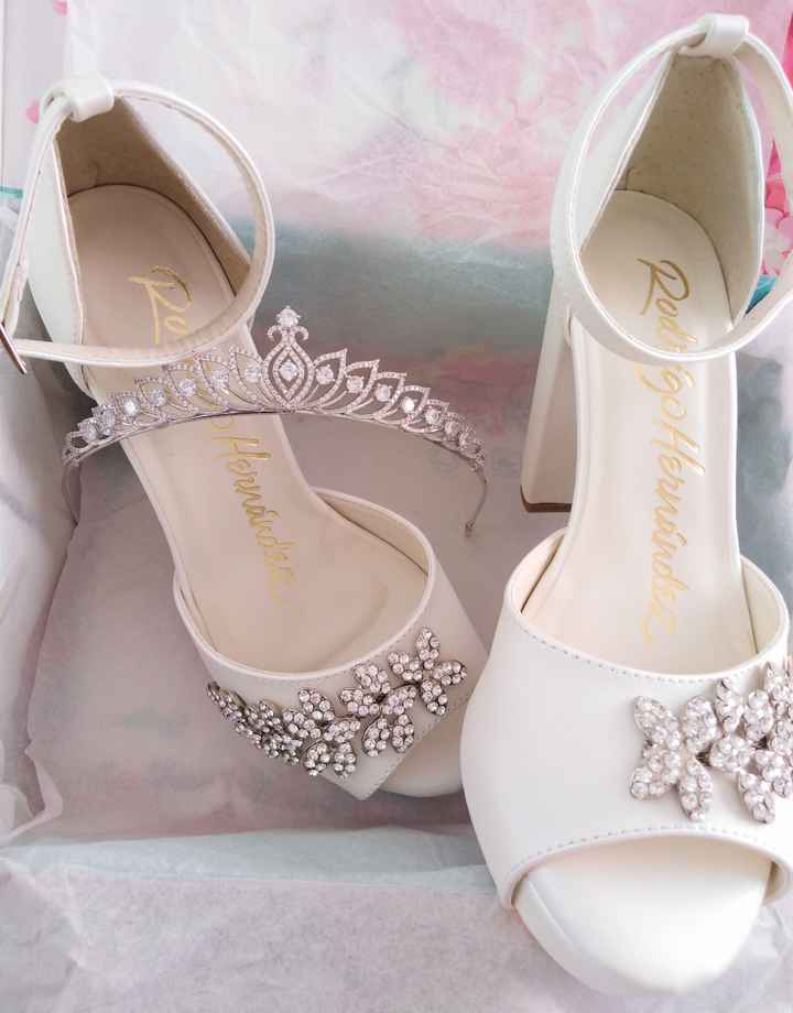 Mis zapatillas y la posible tiara que use