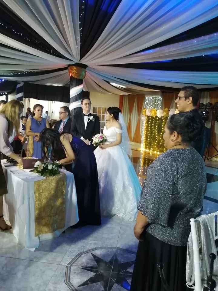 los testigos firmando