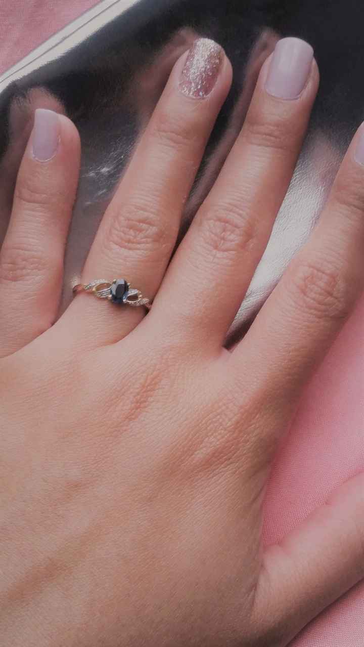Me encanta mi anillo con un zafiro y diamantes 