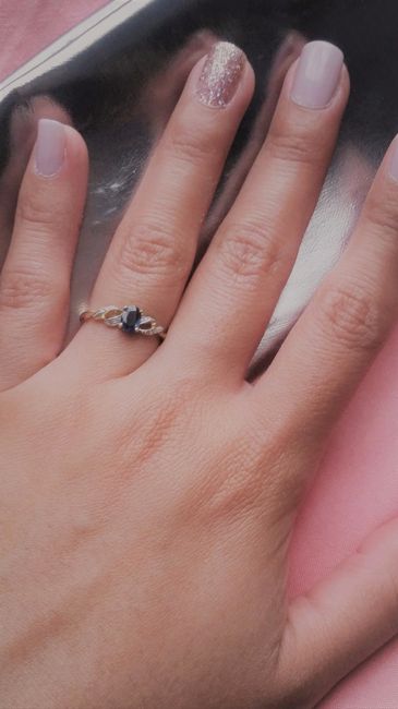 Me encanta mi anillo con un zafiro y diamantes