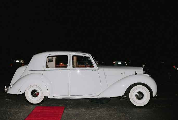 El auto de novios lindo también