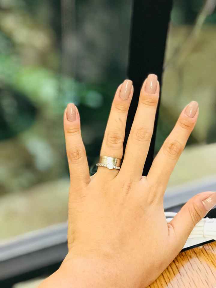  Siempre andan trayendo sus anillos el de compromiso y el de boda?? - 1
