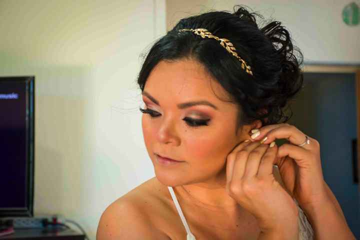 Poniéndome los accesorios