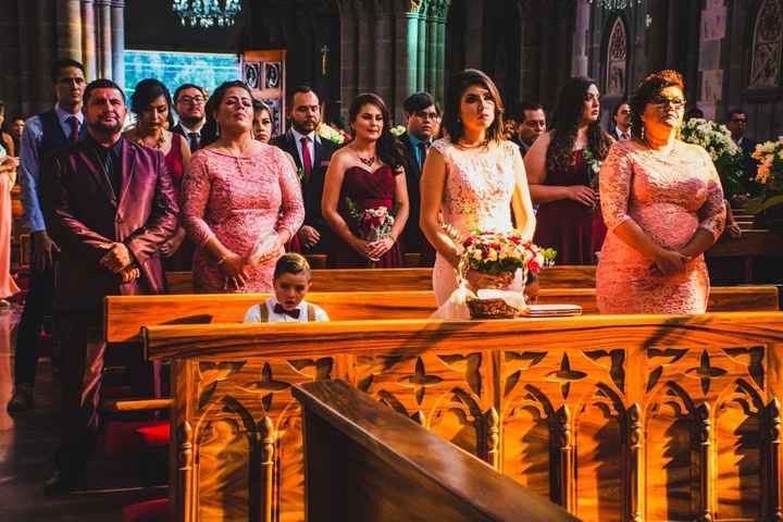 Aquí algunos padrinos atentos a la misa 