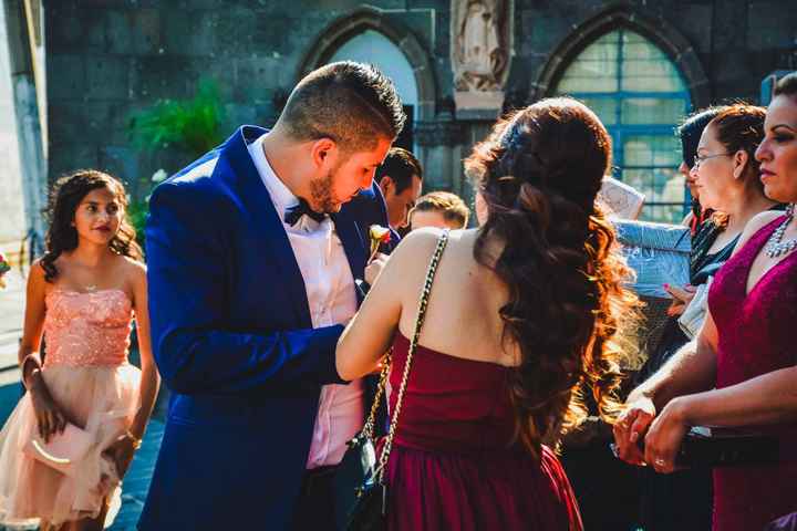 Mi mejor amiga ayudando con el bottonier del novio