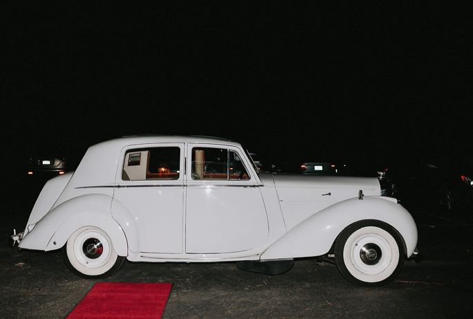 El auto de novios lindo también