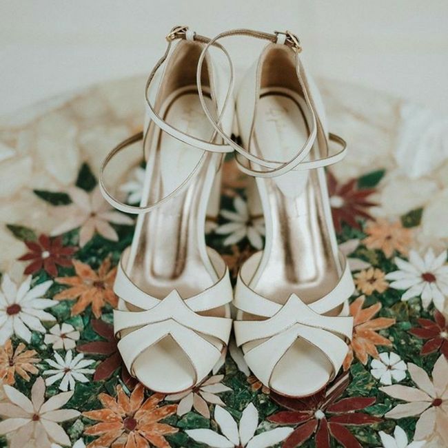 "Zapatos Con Estilo Clásico" - 1