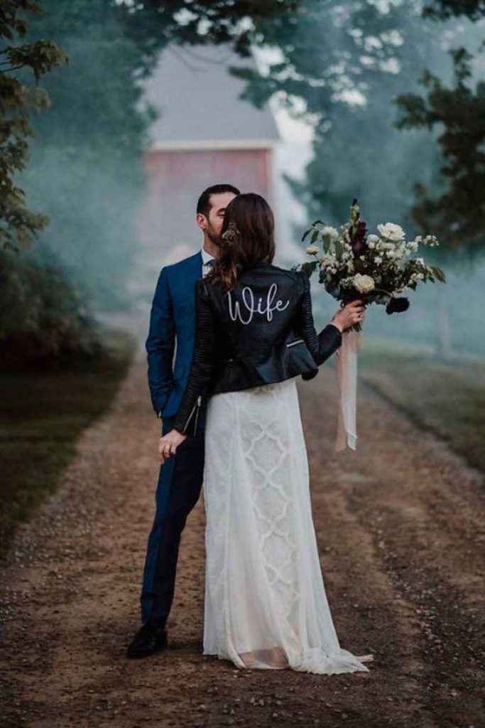 "Novias con chamarra" - 2
