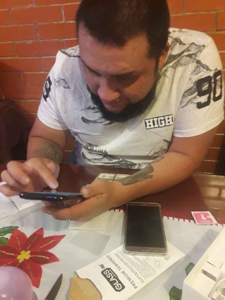 aquí el niño con su cel jaja