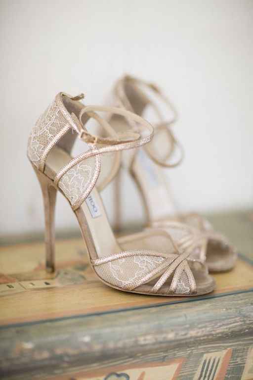 "Zapatos en Tono Dorado" - 2