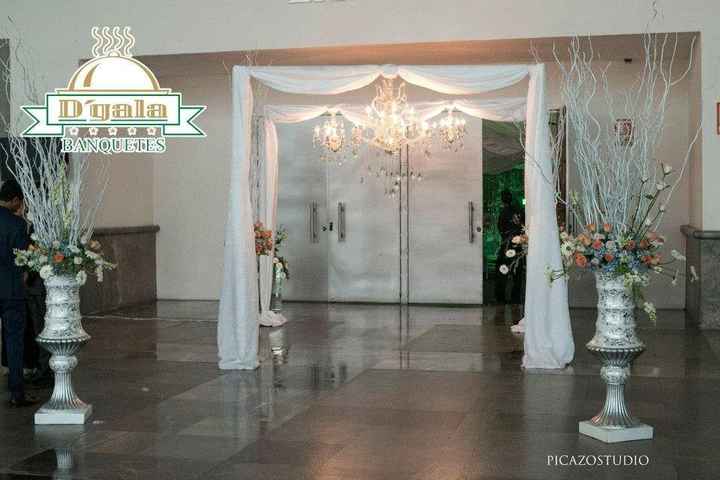 para la entrada del salón